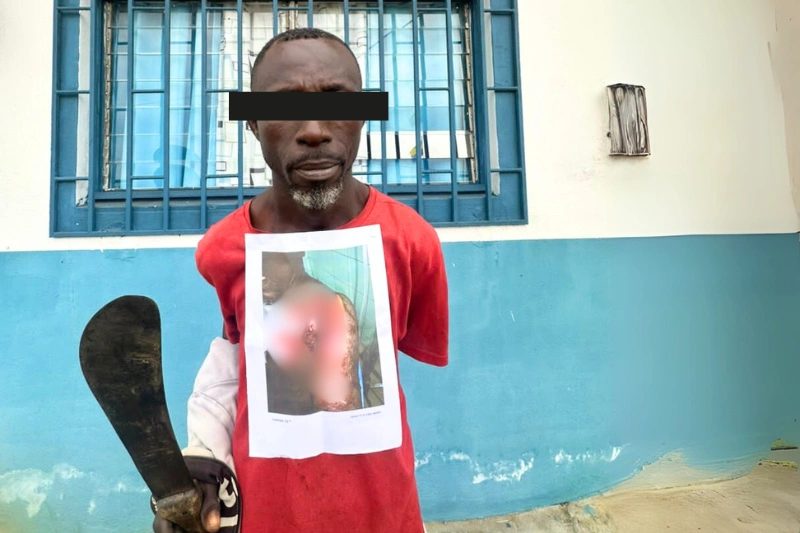 Le Ghanéen Isaak Ousmane tenant son arme blanche.
