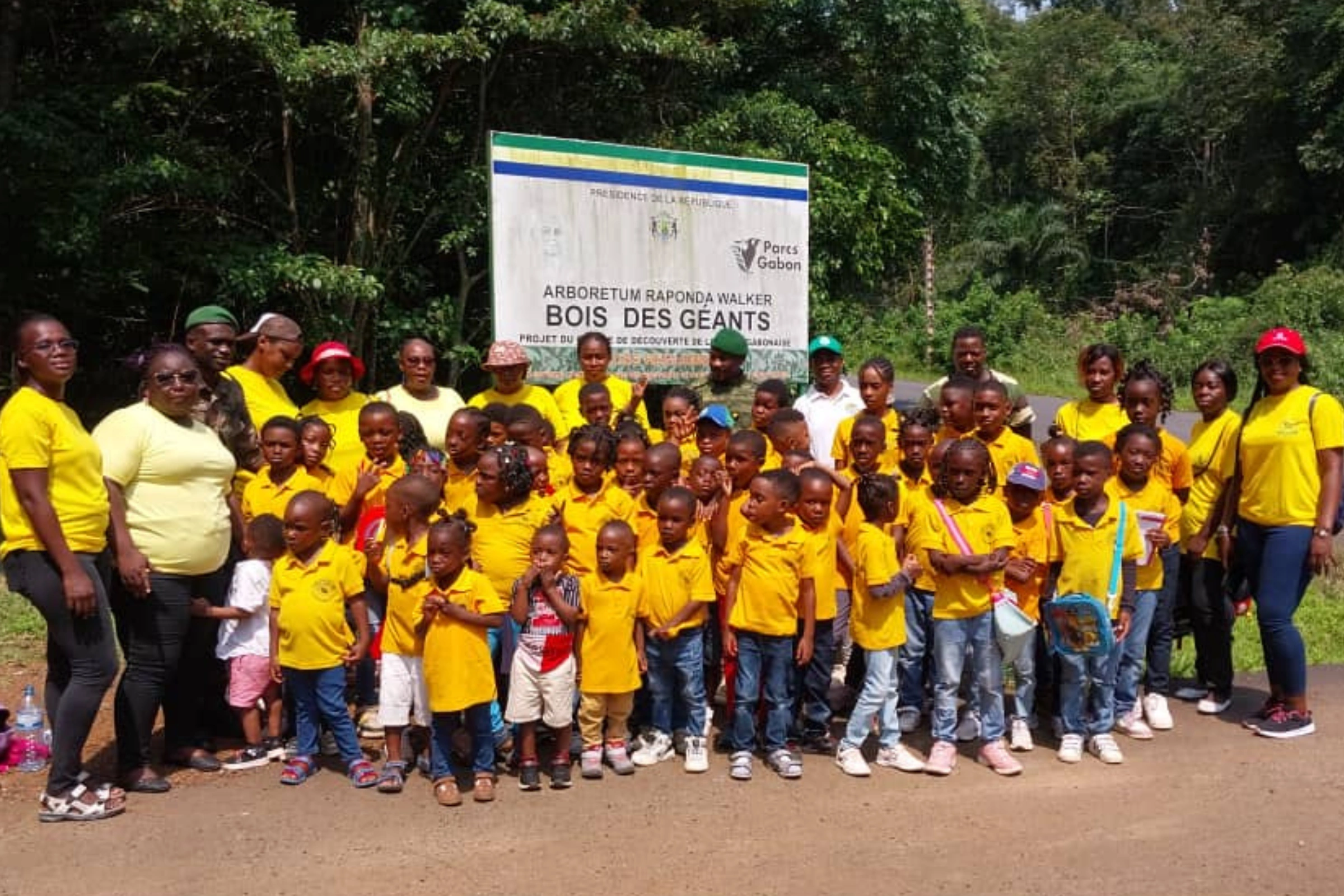 Des petits explorateurs à la découverte de l’arboretum Raponda Walker