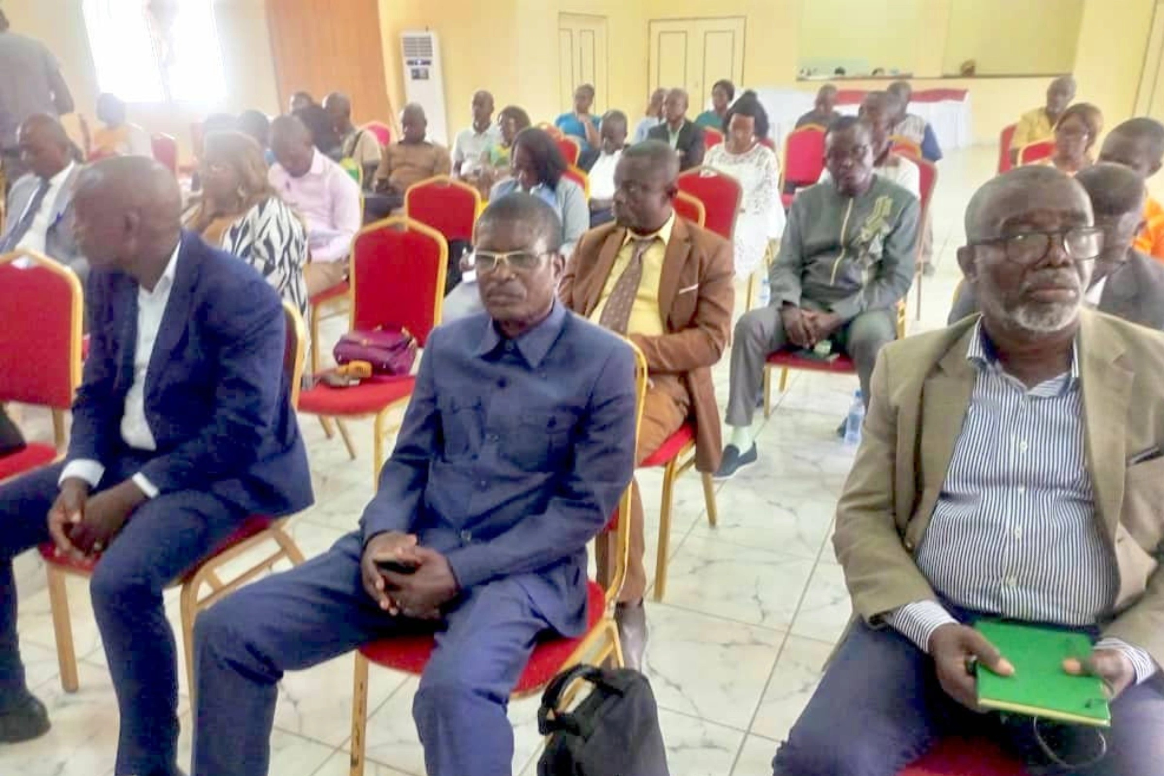 L’assistance pendant les assises de la carte scolaire à Koula-Moutou.