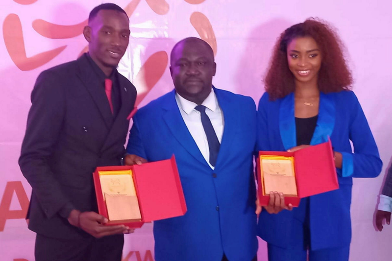 Amar Cissé et Nancy Essoughe Ntoutoume, posant ici avec le président fédéral Me Denis Mboumba, ont mérité leur consécration. © DR 