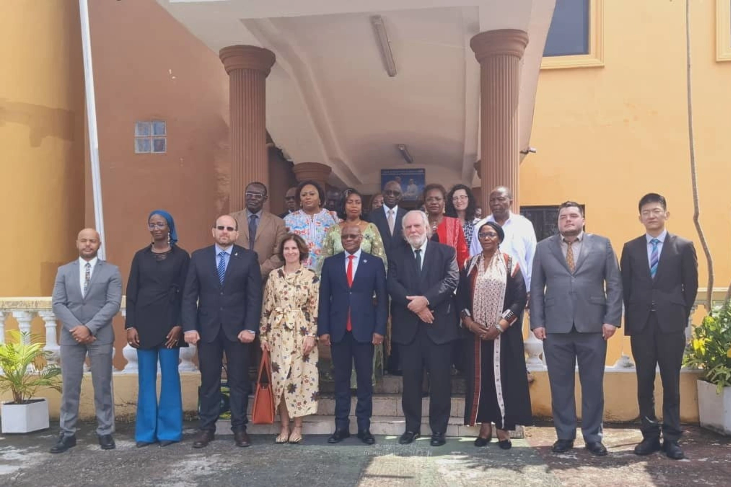 Les diplomates et les responsables de la Commission de la CEEAC après la visite du CERC.