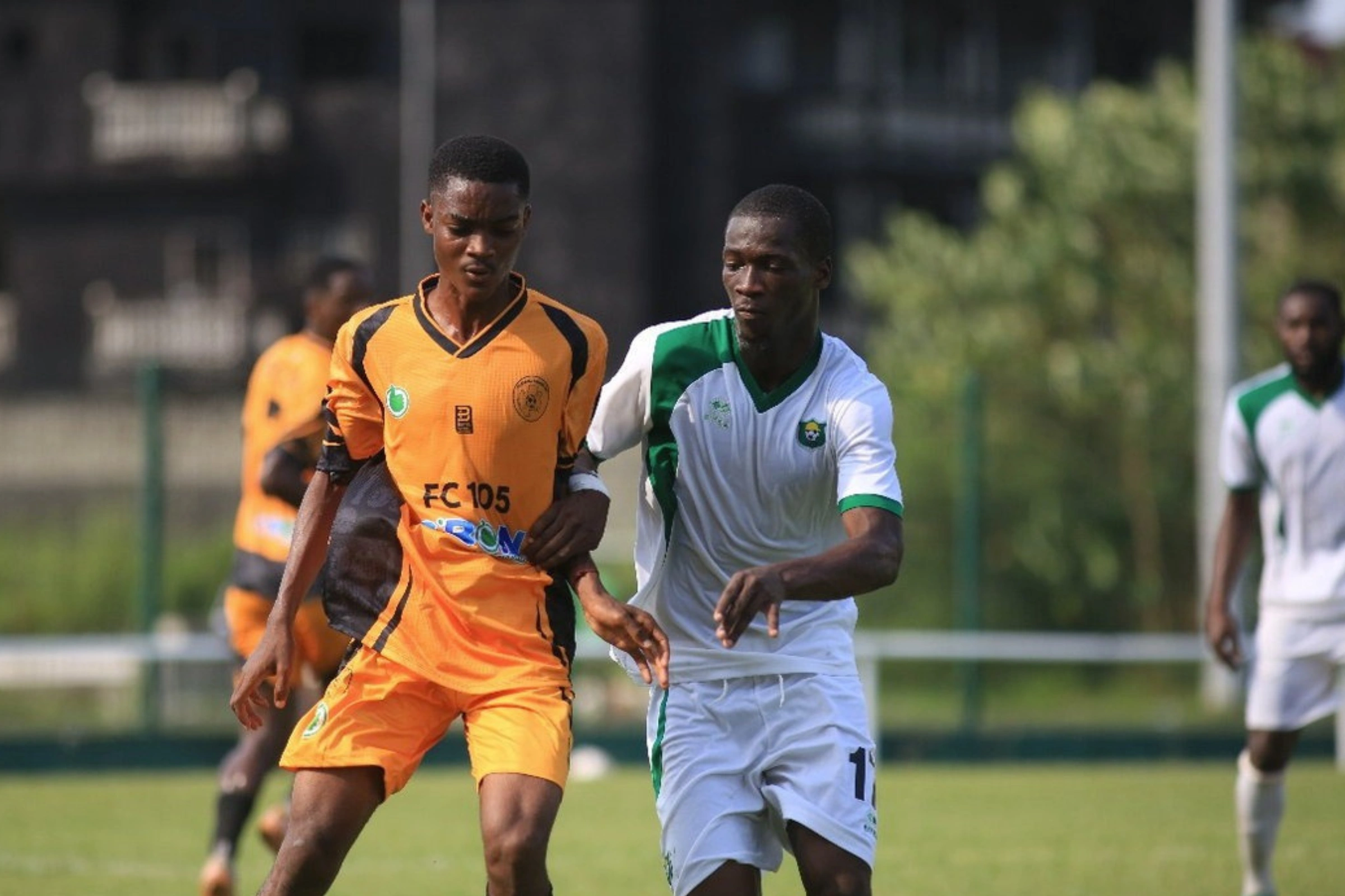 Derrick Assoumou (g) à la lutte avec Nze Bagnama du CF Mounana.