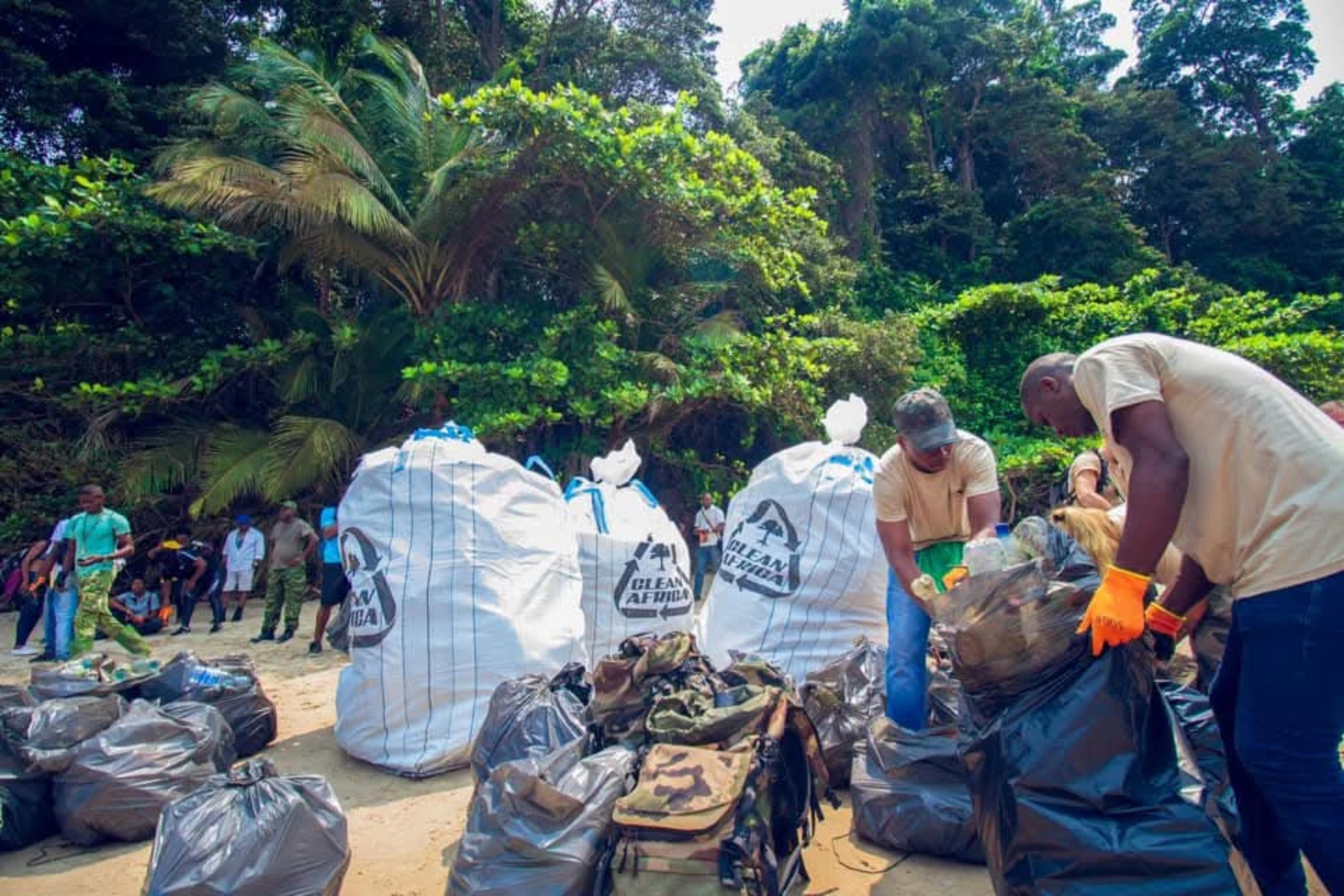 Des membres de l’ONG Réseau gabonais pour l'environnement et le développement durable (RGEDD) © DR