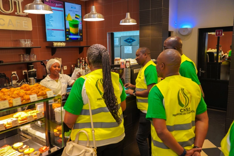 Une vue d’une des équipes de la CNSS en plein contrôle dans un restaurant de la place.