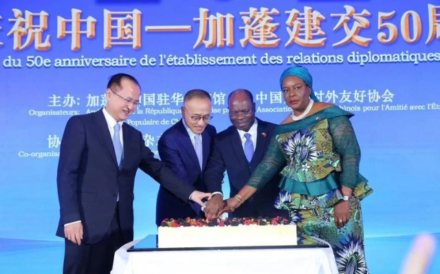 Le diplomate gabonais et ses hôtes procédant à la coupure du gâteau d’anniversaire du jubilé d’or de la coopération sino-gabonaise. © DR 