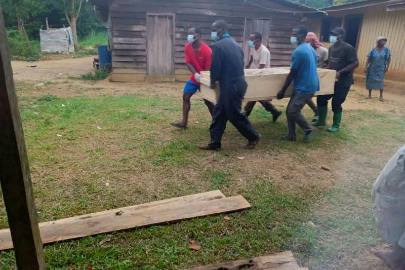 Le corps Deboger Eyi Mvé en passe d’être porté en terre par ses parents. © DR