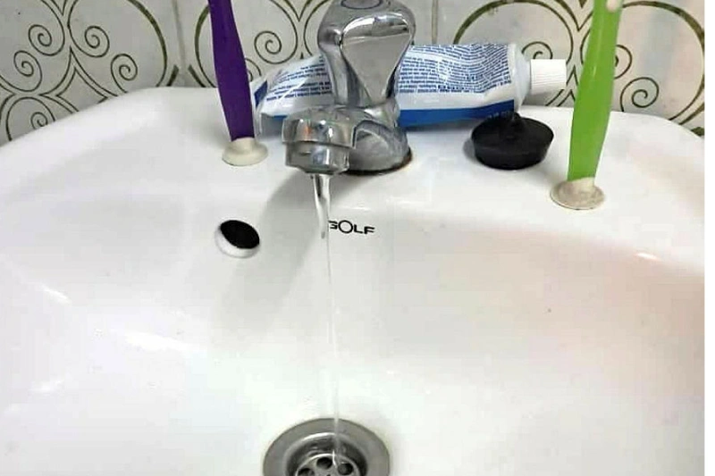  Dans la plupart des cas les robinets demeurent secs et quand l’eau daigne arriver c’est sans pression. © Jocelyn Abila