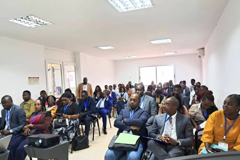 Les participants à l’atelier, attentifs aux communications.