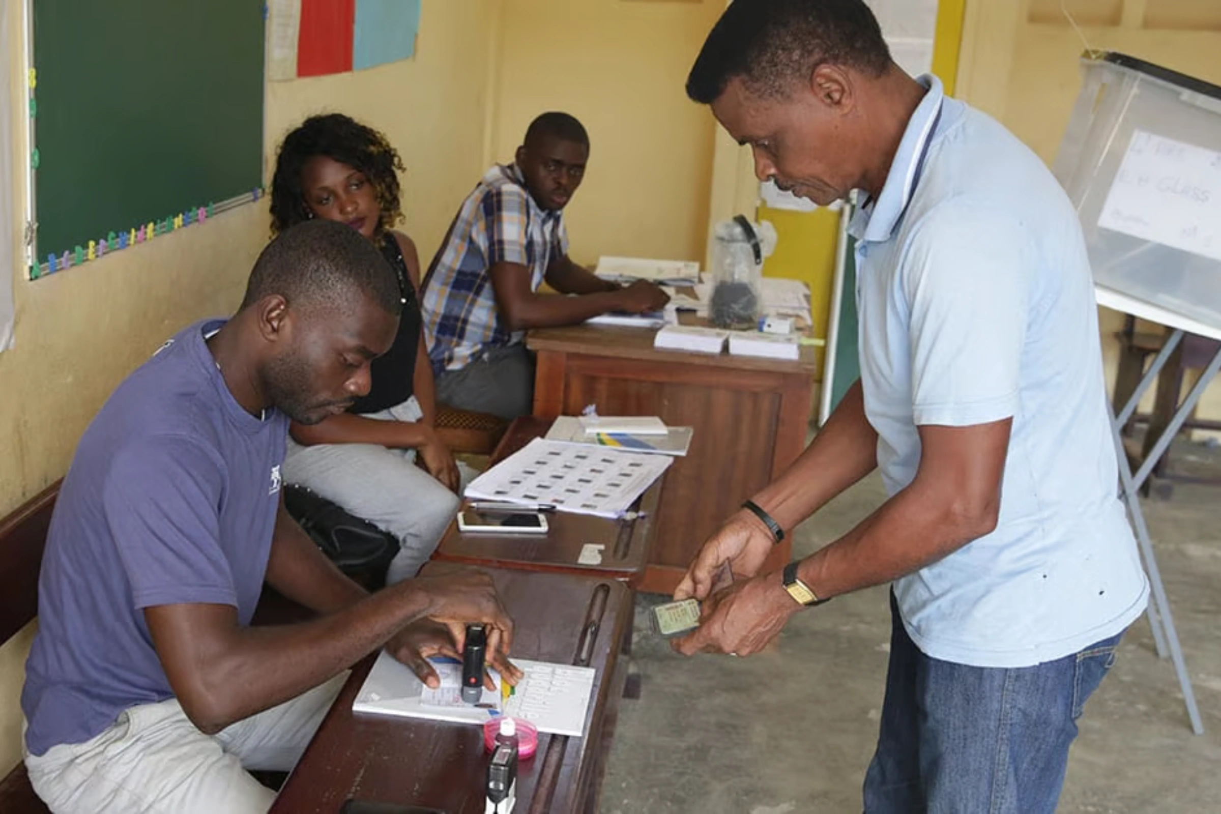 Dans un bureau de vote de Libreville, au second tour des dernières législatives, le 27 octobre 2018. © Steeve Jordan/AFP