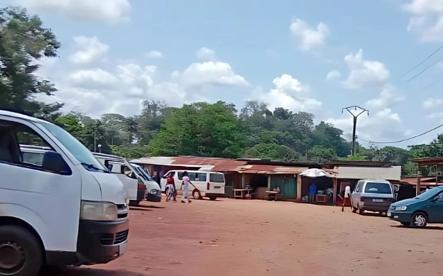 Une vue de la gare routière de «Moanda-Pressé» au quartier Mbaya, à Franceville. © DR