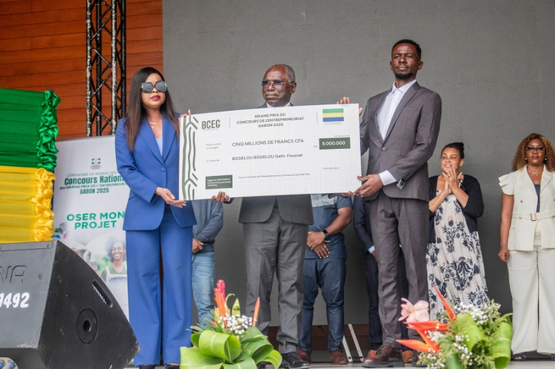 Remise des prix du concours national de l'entrepreneuriat le mercredi 20 aout 2025 à la baie des rois. Un lauréat recevant son prix