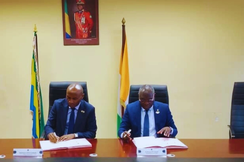 Les deux DG procédant à la signature de convention.