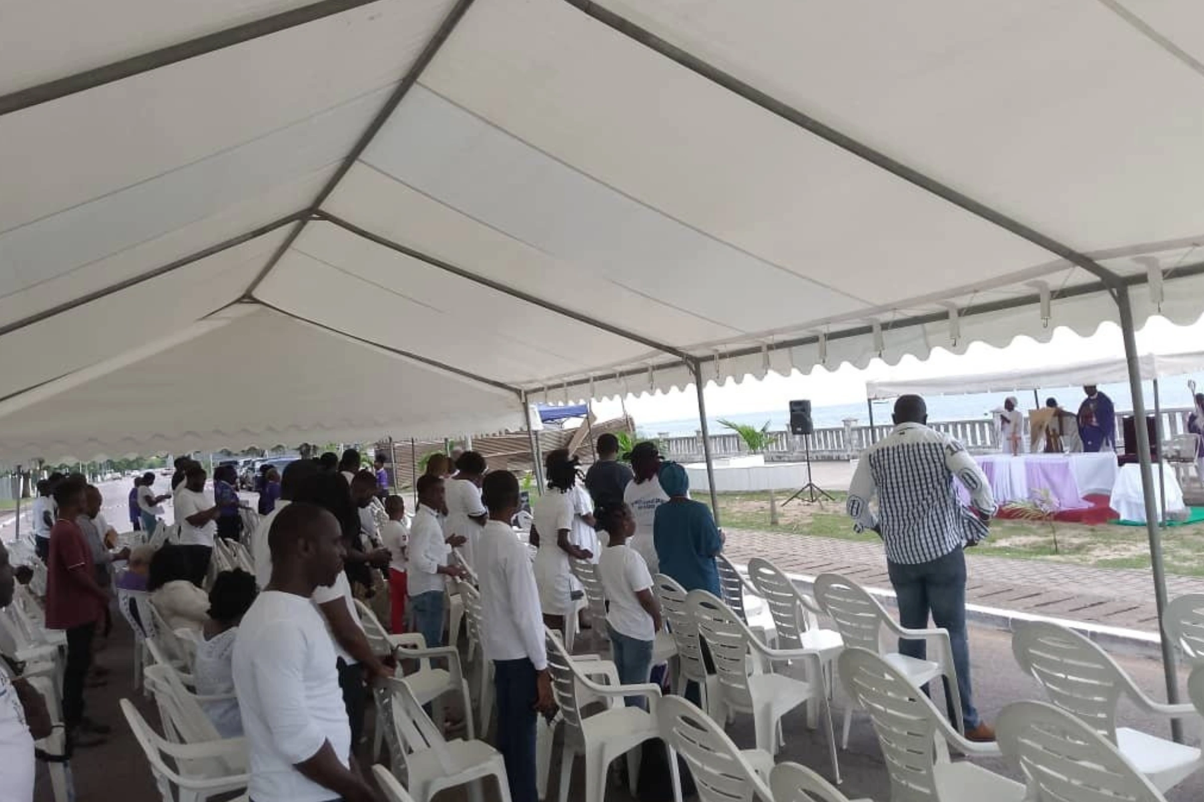 Une vue des participants à la cérémonie à Port-Gentil.