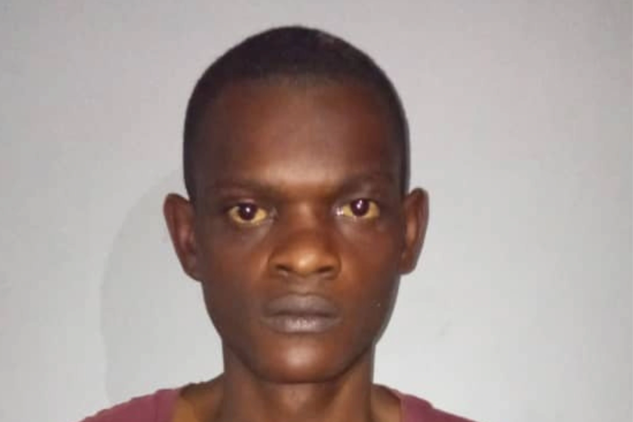 Willis Hans Obissa, alias Cabalera, le Gabonais de 27 ans écroué pour détention illégale d'arme blanche, entre autres.