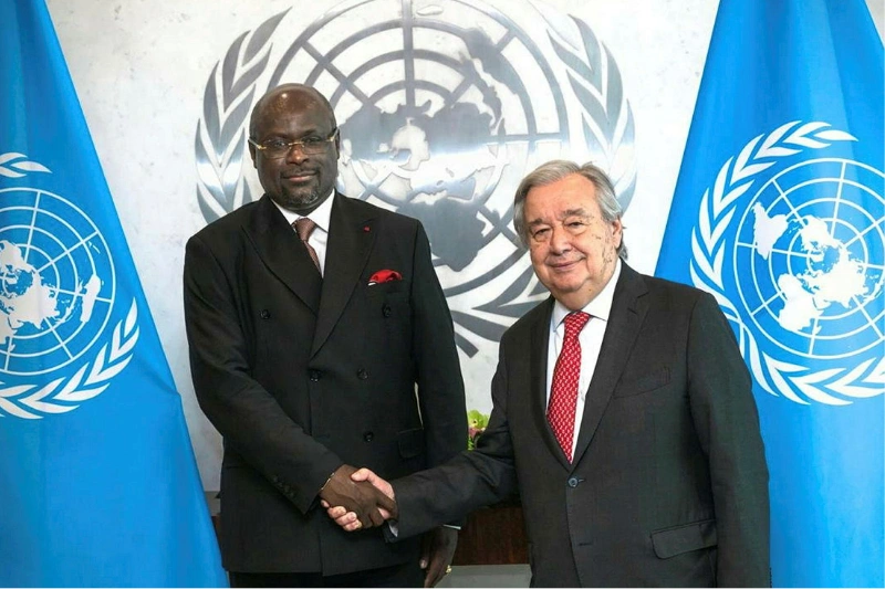 Poignée de main entre le ministre des Affaires étrangères et Antonio Guterres au terme de leur échange. © DR