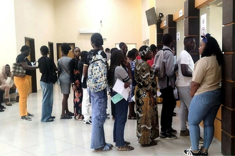 Une phase du début de paiement des bourses hier à l’agence comptable d’Okala au nord de Libreville. © Jocelyn Abila