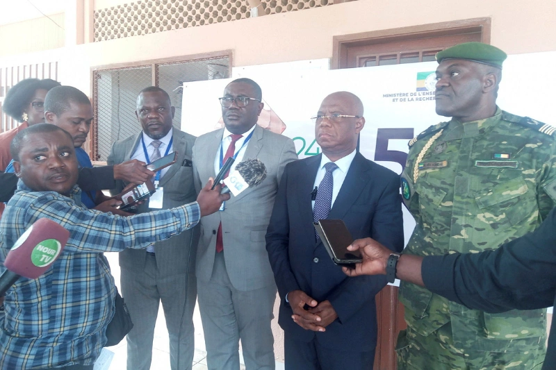 Le PCA du CNOU, Philippe Nzengue Mayila (au centre) et le DG Barry Aliou Mbia Kombe présentant le futur du Centre. ©  Jocelyn Abila