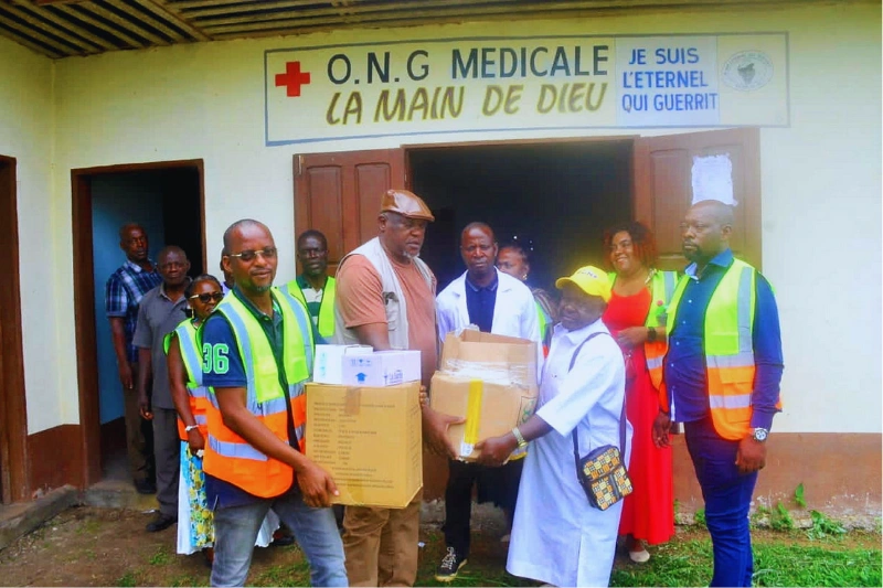 Remise des médicaments dans un dispensaire du Ntem. © DR