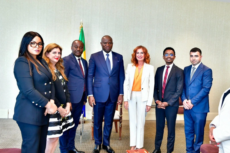 Le chef de l’Etat, Brice Clotaire Oligui Nguema, s’entretenant avec des hommes d’affaires turcs, hier, à Ankara. © DR