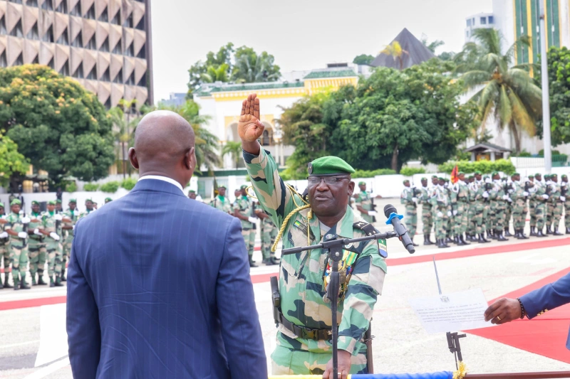 Le général Antoine Balekidra prêtant serment face au chef suprême des FDS, Brice Clotaire Oligui Nguema.