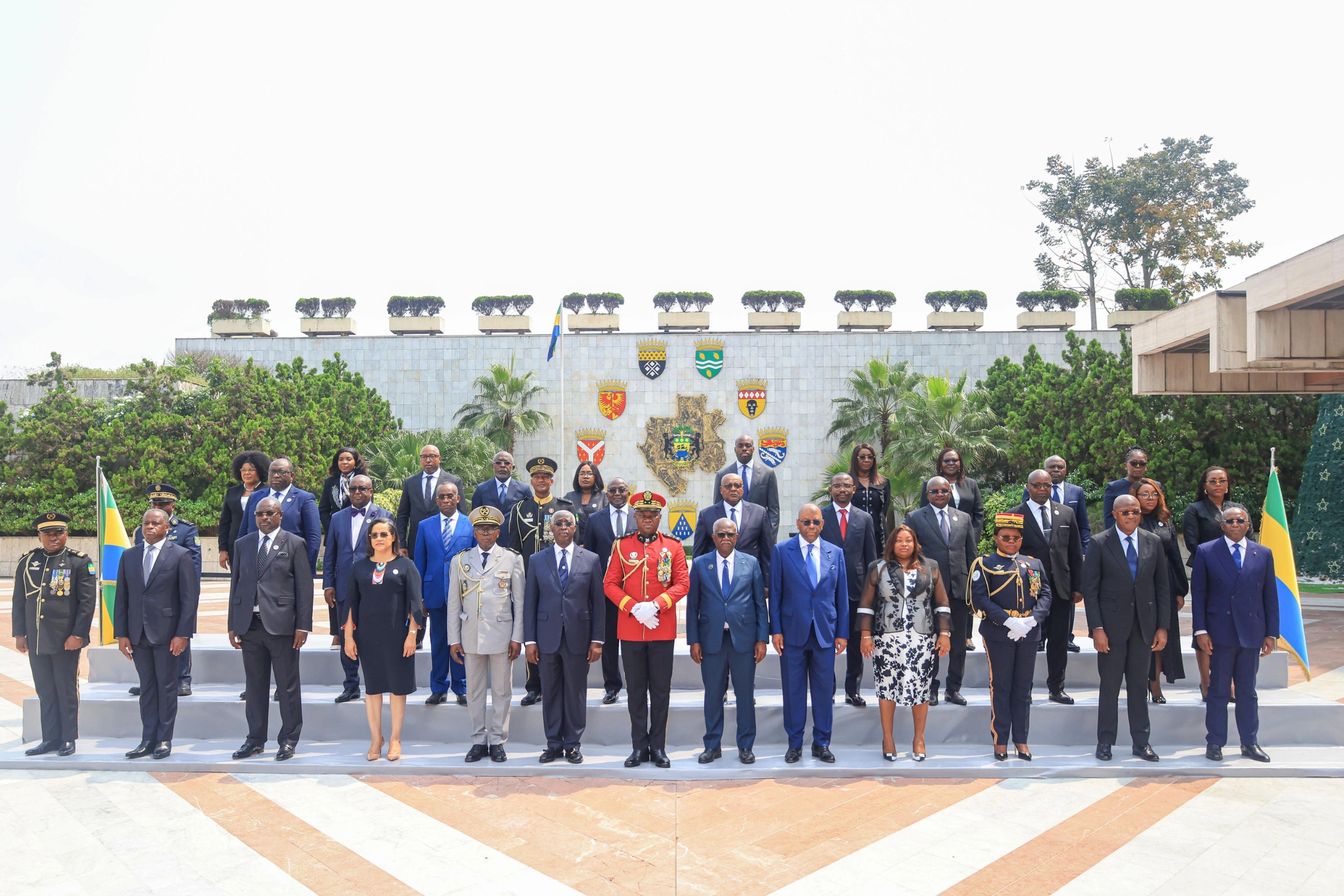 Photo de famille du gouvernement Ndong Sima 3 après la séance de prestation de serment © DR