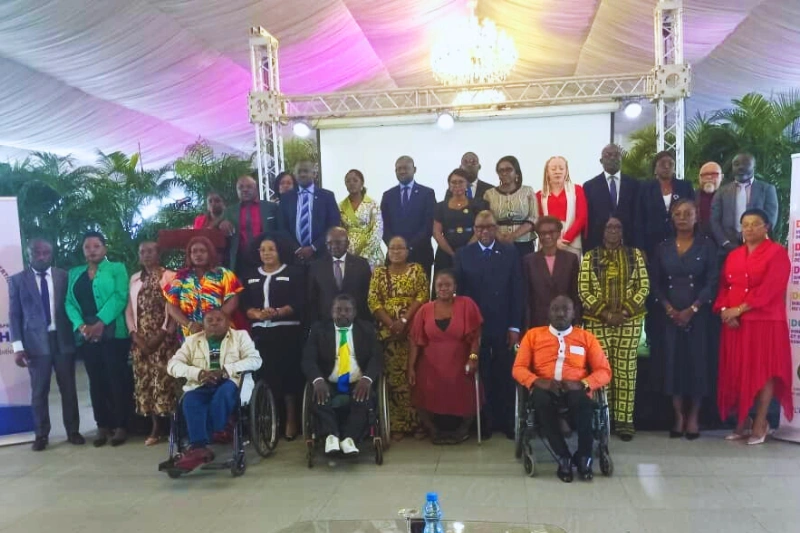 photo de famille des participants aux 1ére assises du comité national d'insertion des personnes handicapées.