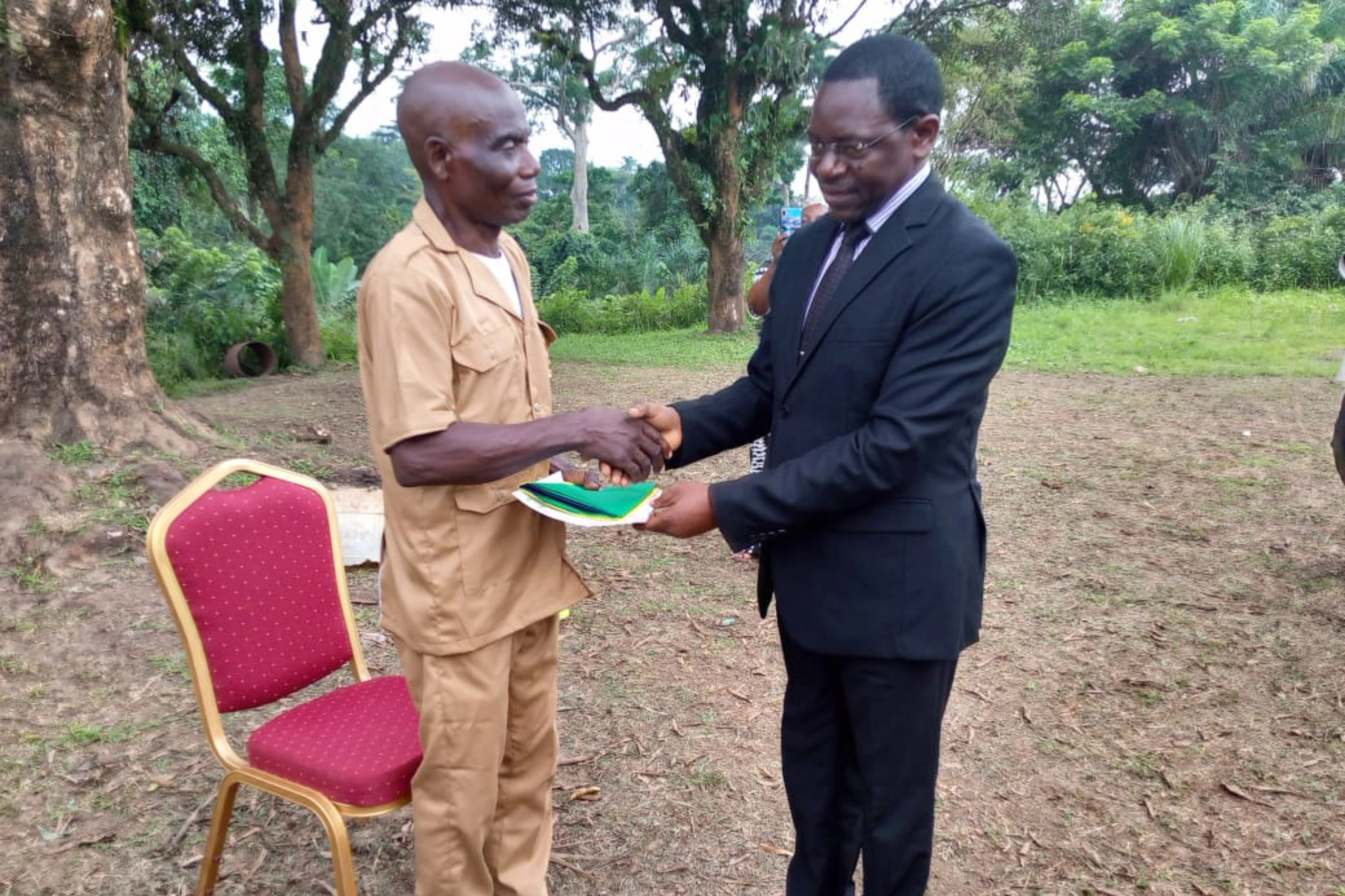 Henri Charlie Lendoye installé dans ses nouvelles fonctions de chef du village Bigniomi 2 par le préfet du département de la Passa,  Raphaël Obali © DR