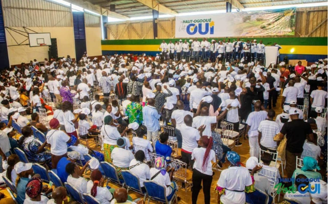 Le gymnase du C.E.S Mamadou-Lewo - ouverture de la campagne référendaire des partisans du «Oui». © DR