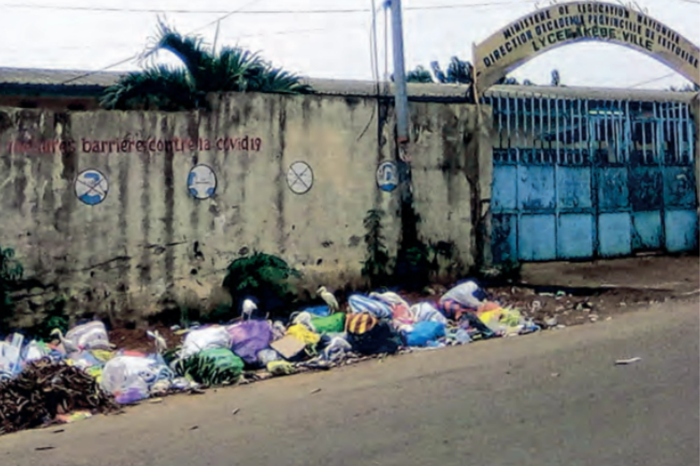 Des ordures à l’entrée du CES d’Akébé-Ville.