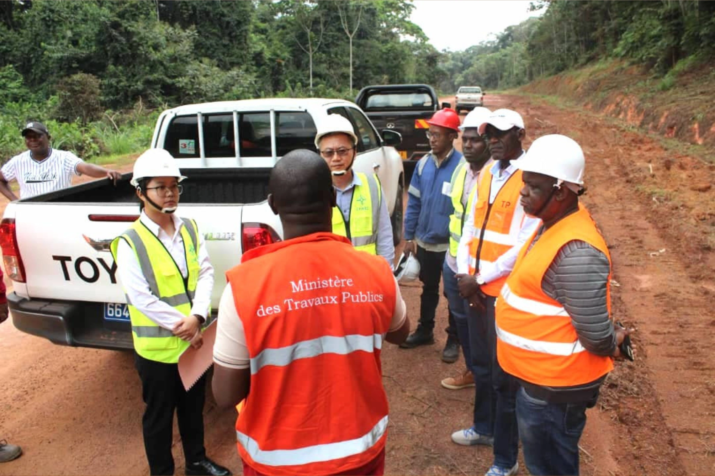 Les experts sur le chantier. © DR