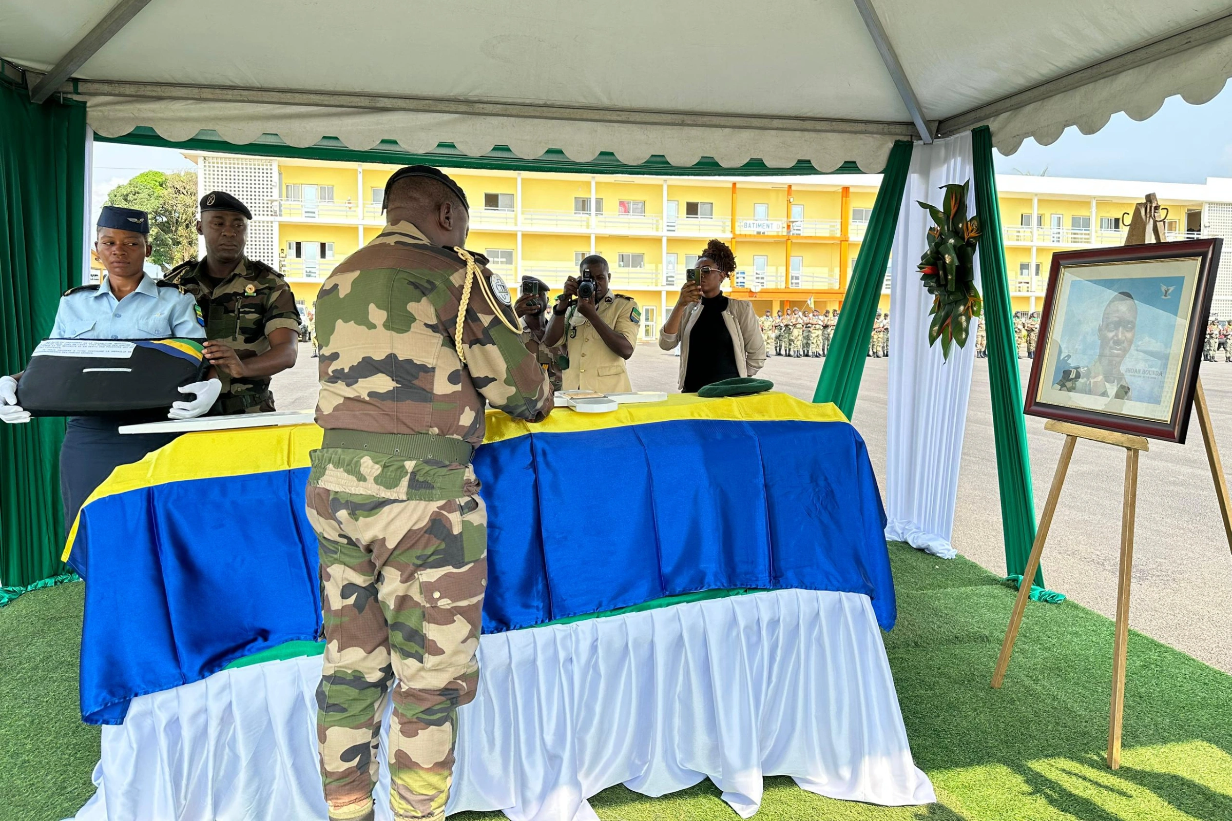 Le CEMGFAG Jean Bedel Boucka décorant, à titre posthume, de la médaille de reconnaissance le second-maître Jhoan Bounda. © Jocelyn Abila