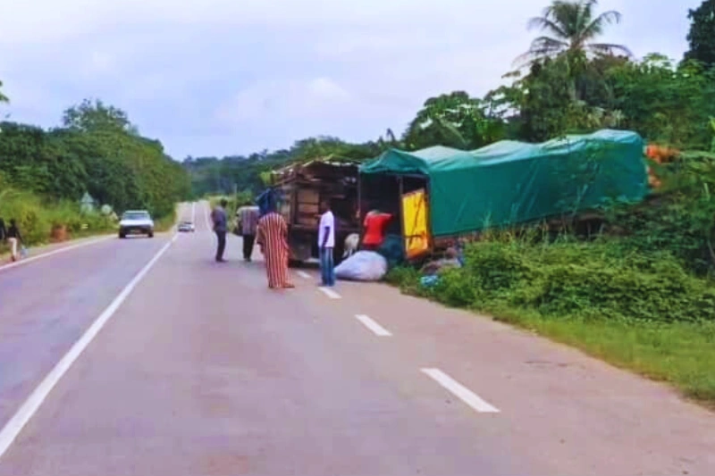 Le camion Mercedes dont l'embardée au village Gnanam a coûté la vie à un enfant de 4 ans.