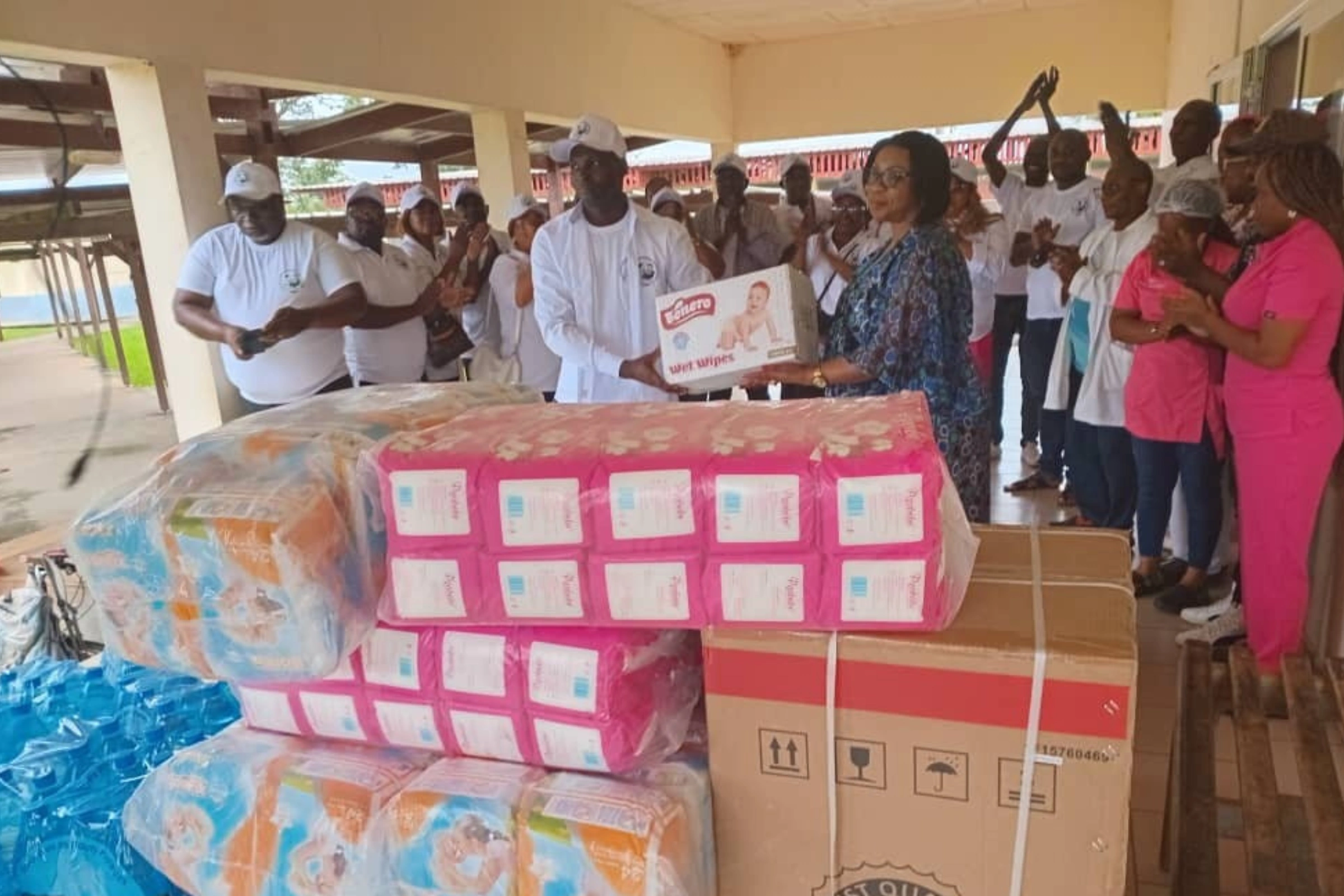 Geste symbolique de remise des produits au service néonatologie de l’hôpital Albert-Schweitzer.