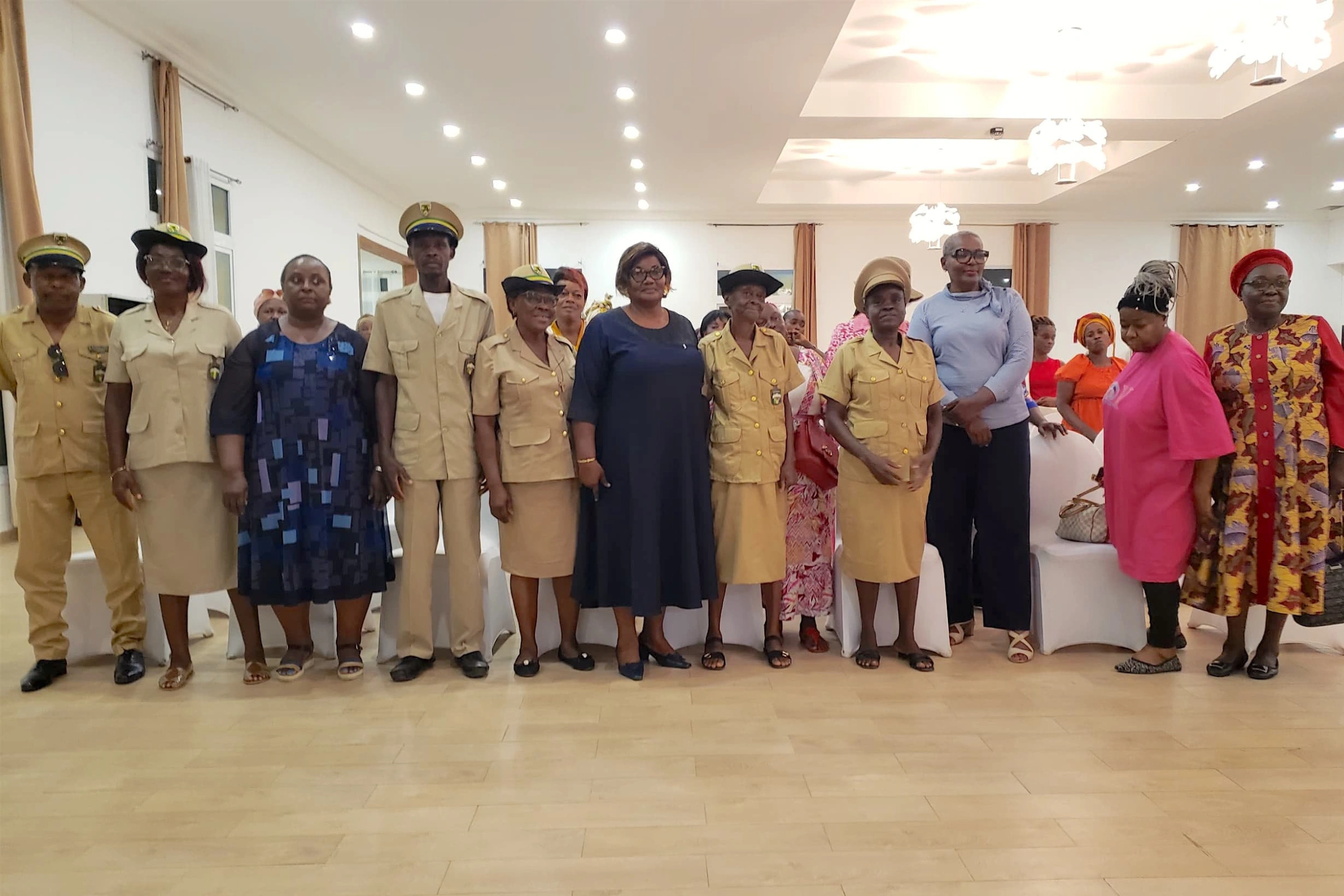 Photo de famille avec les trois parlementaires au terme de l’échange.