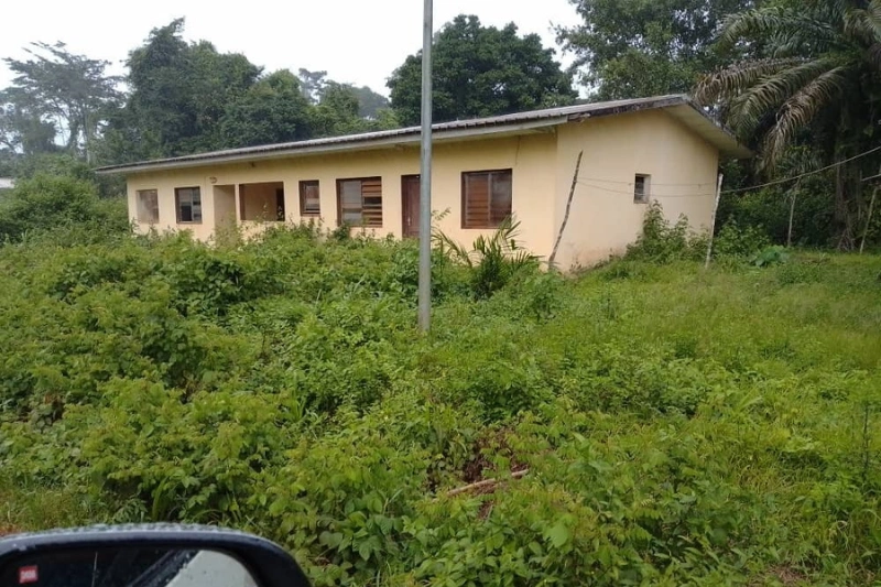 Le dispensaire d'Ichinga, à Lebamba, où les abeilles ont fait fuir le personnel.