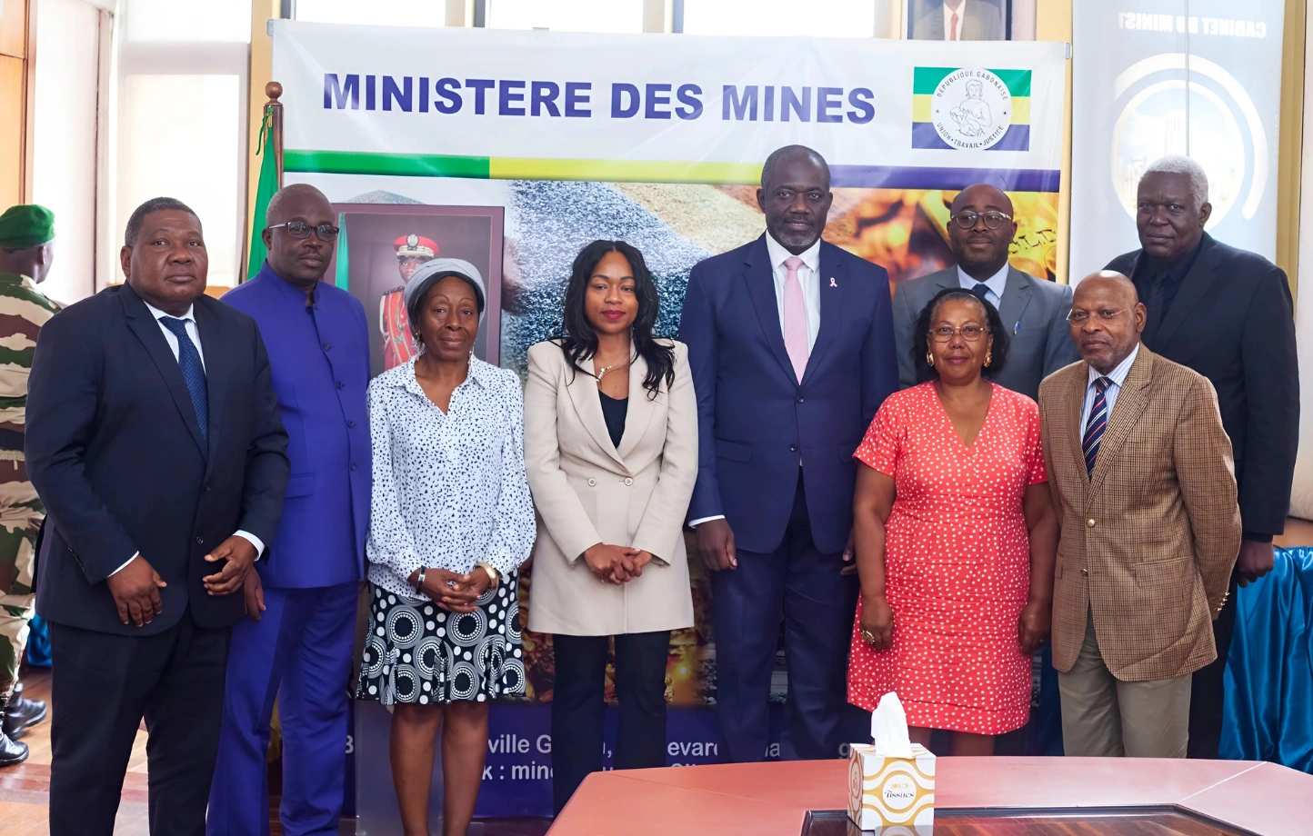  Le Collectif des opérateurs des carrières avec le ministre des Mines, Gilles NEMBE © DR