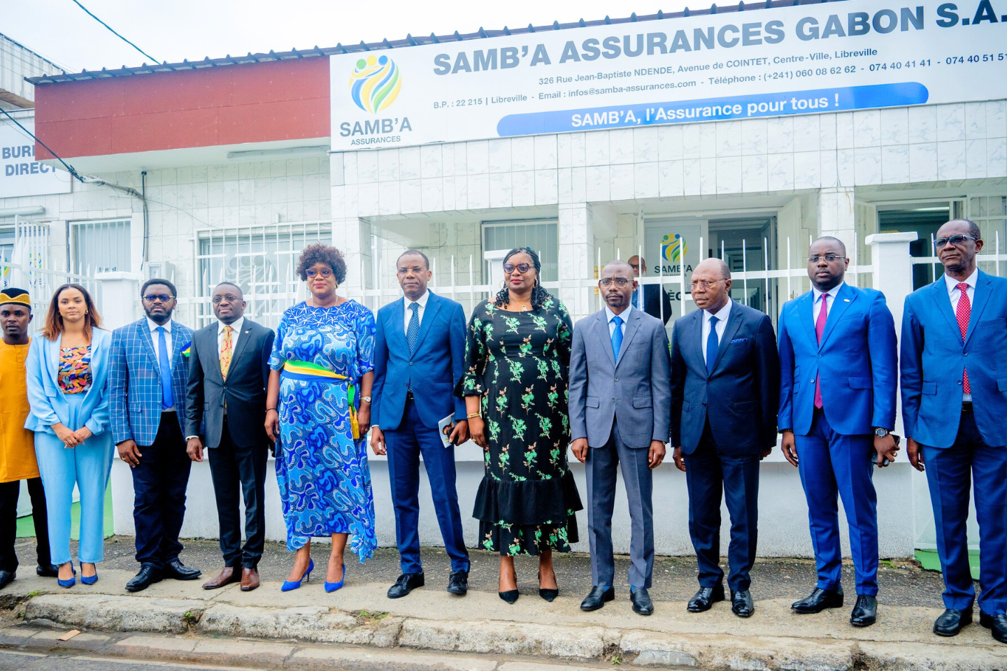 Photo de famille des officiels au terme de l’inauguration du siège social de Samb’a Assurances. © DR