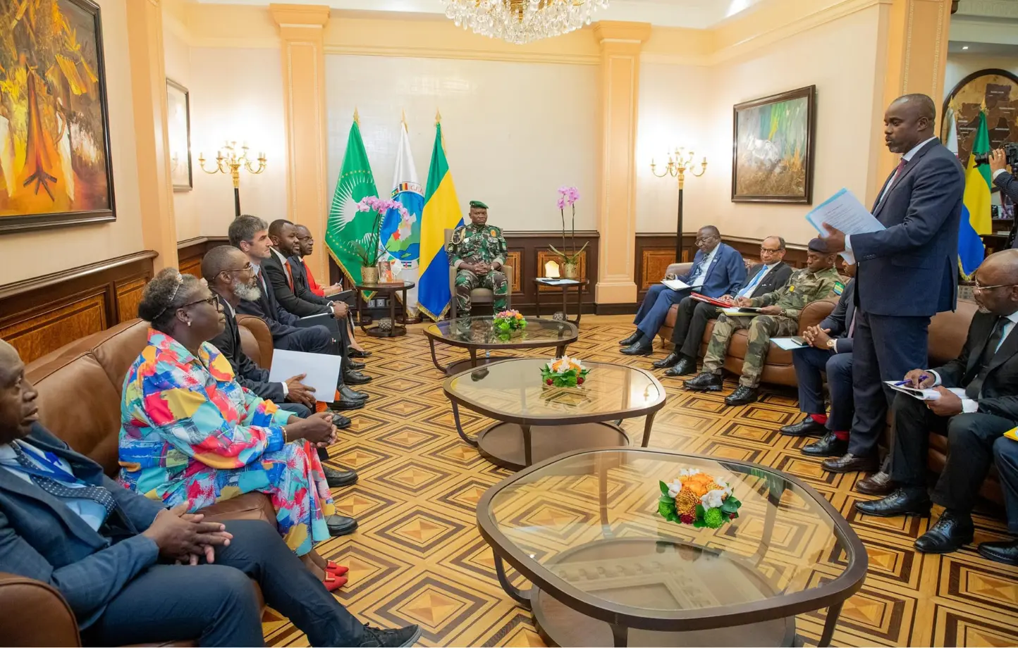 Le Président de la République, S.E. Brice Clotaire Oligui Nguema, a reçu en audience ce 28 octobre 2024, la délégation de l’Union Pétrolière Gabonaise, conduite par sa présidente, Mme Jacqueline Bignoumba. © DR