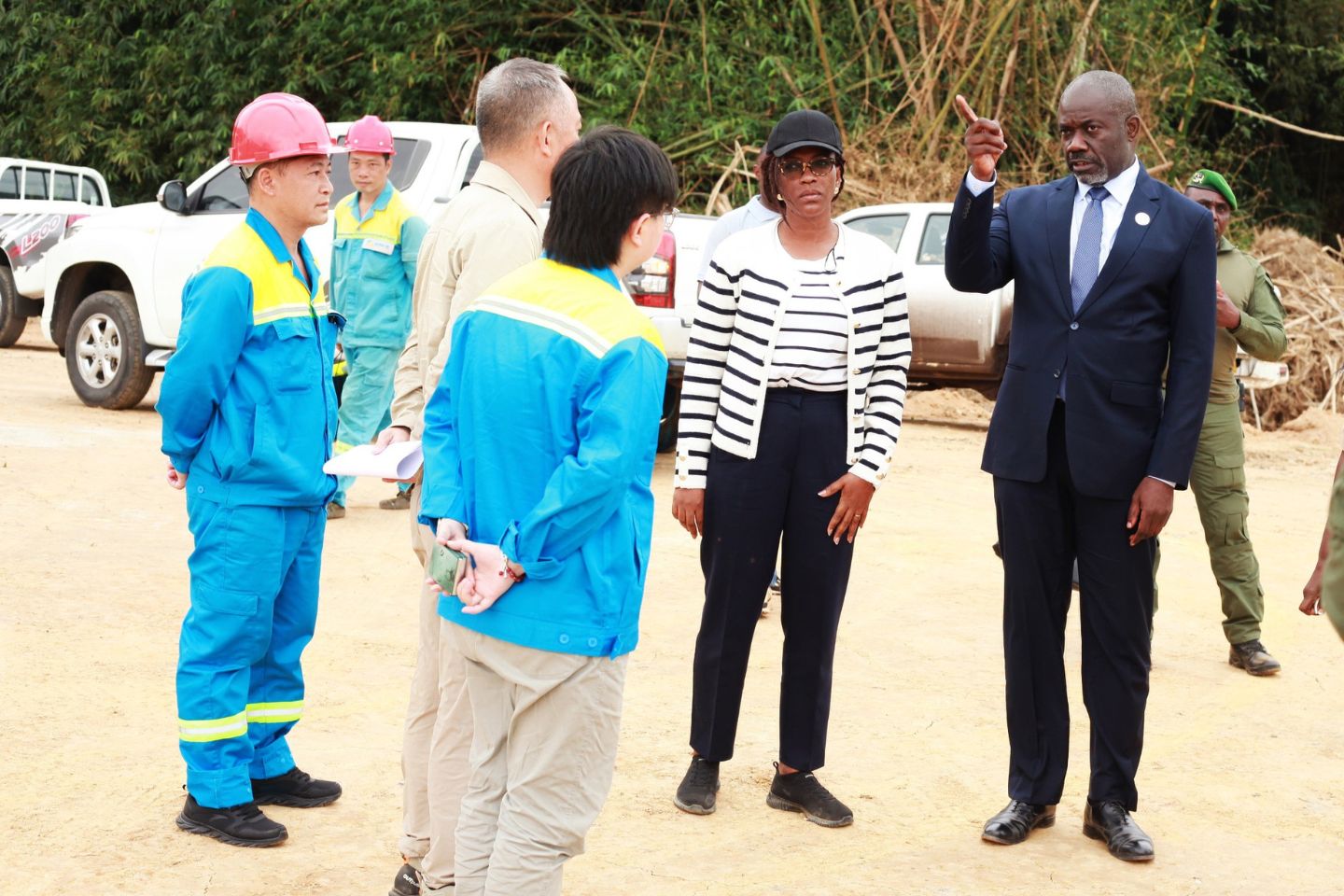 Projet du port fluvial de Ndjolé : Gilles Nembe visite le chantier ...