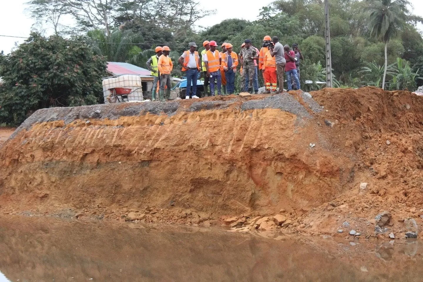 Le ministre des Travaux publics visite la route de Kango © DR