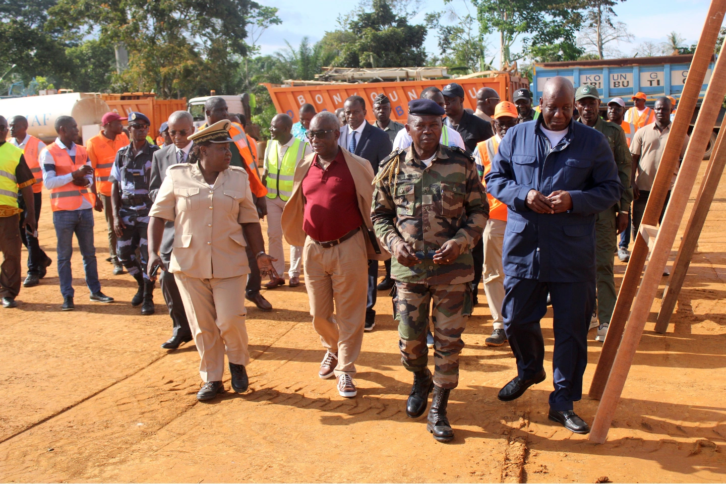 Le ministre des Travaux publics, Flavien Nziengui Nzoundou lance les travaux de la voie, axe Ntoum-Cocobeach.