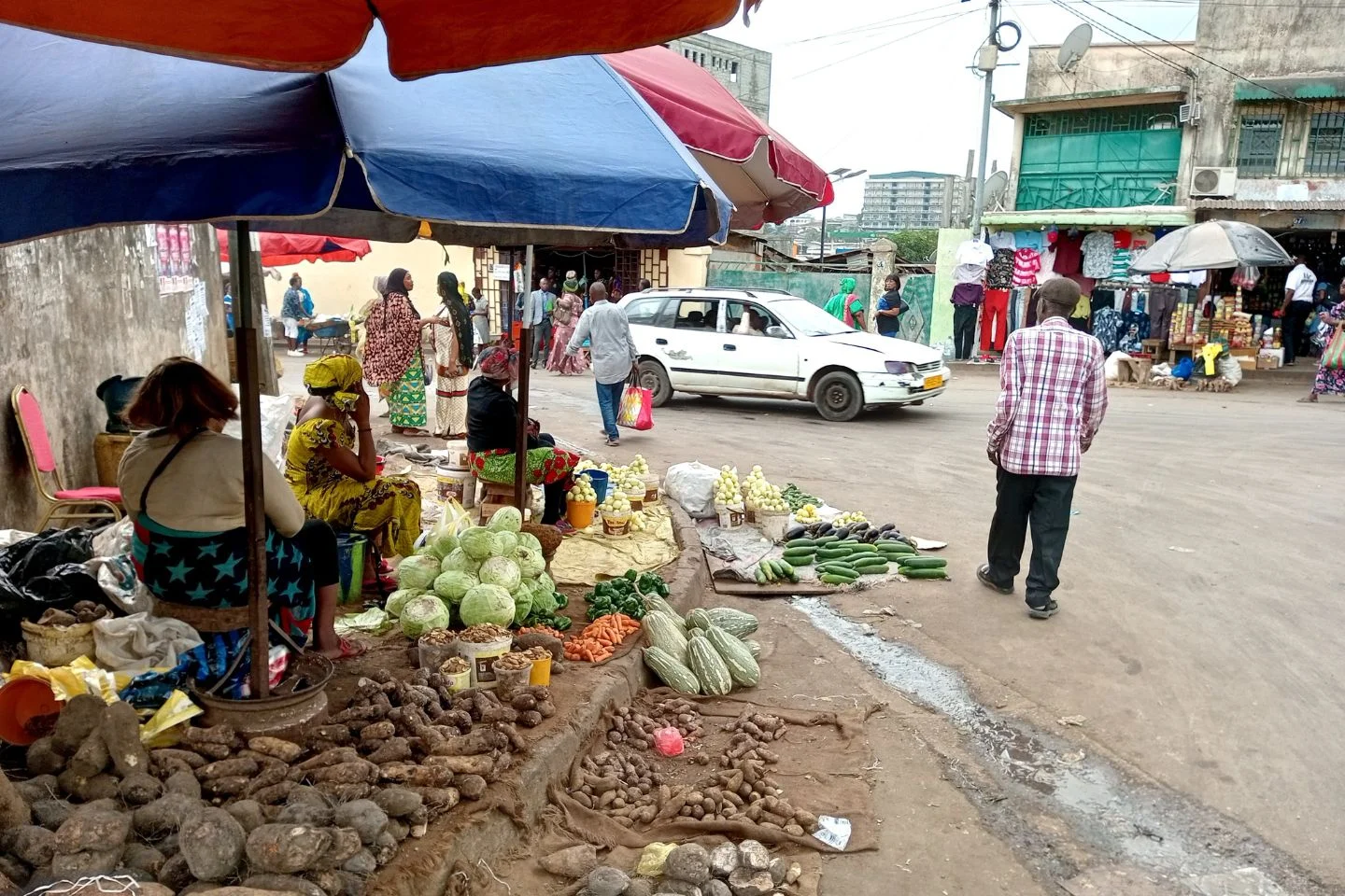 A "Venez-Voir", la vente des aliments par terre a pignon sur... rue