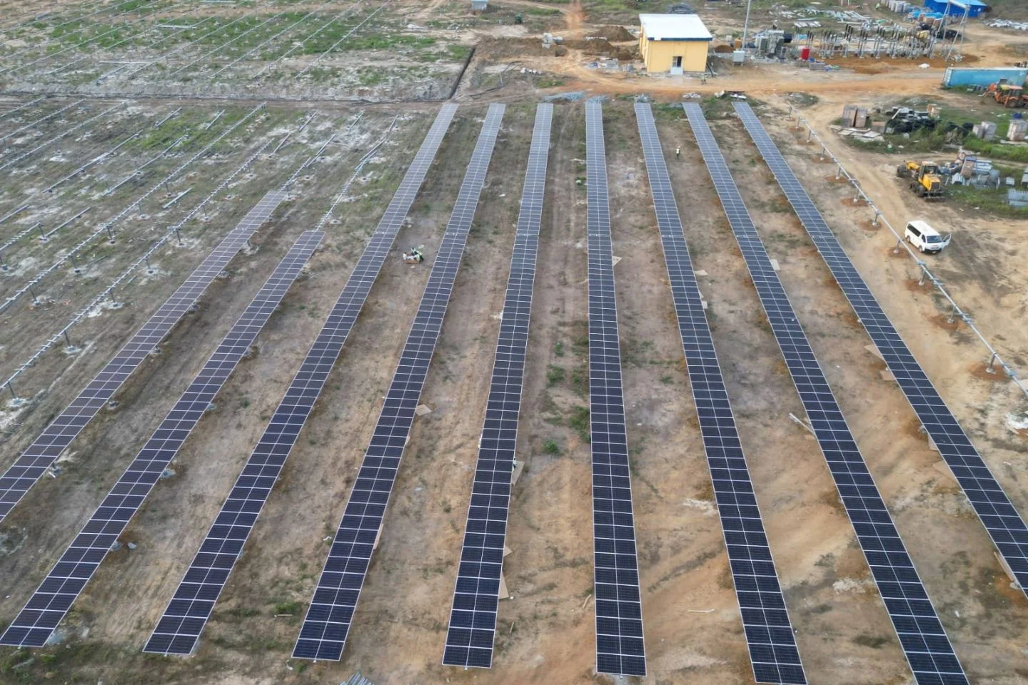 Ayeme-Maritime : immersion sur le chantier de la centrale photovoltaïque