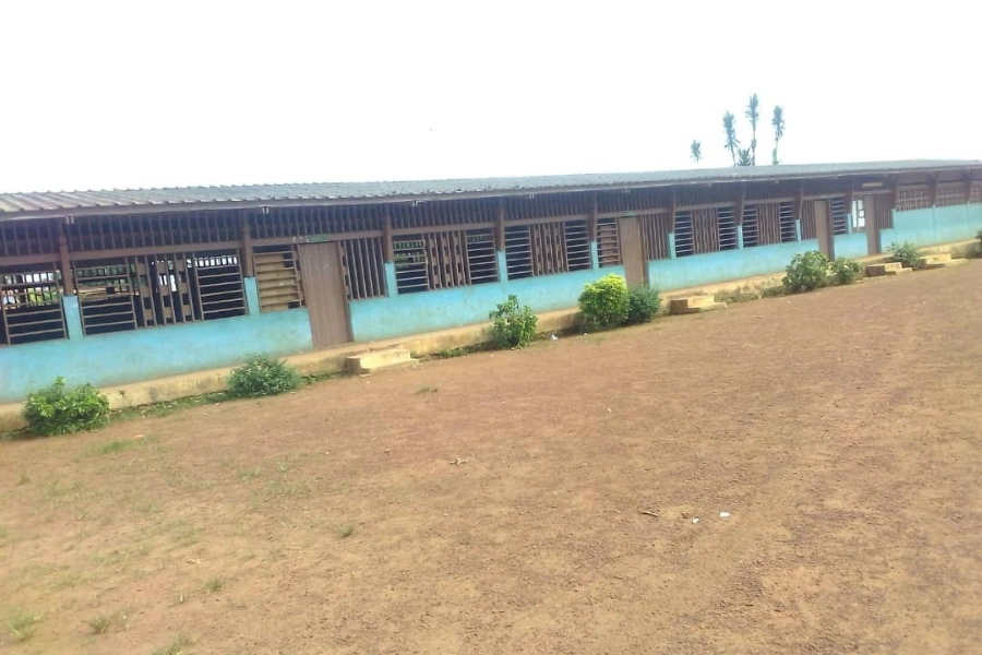 Une vue de la cours du lycee de makokou. © DR 