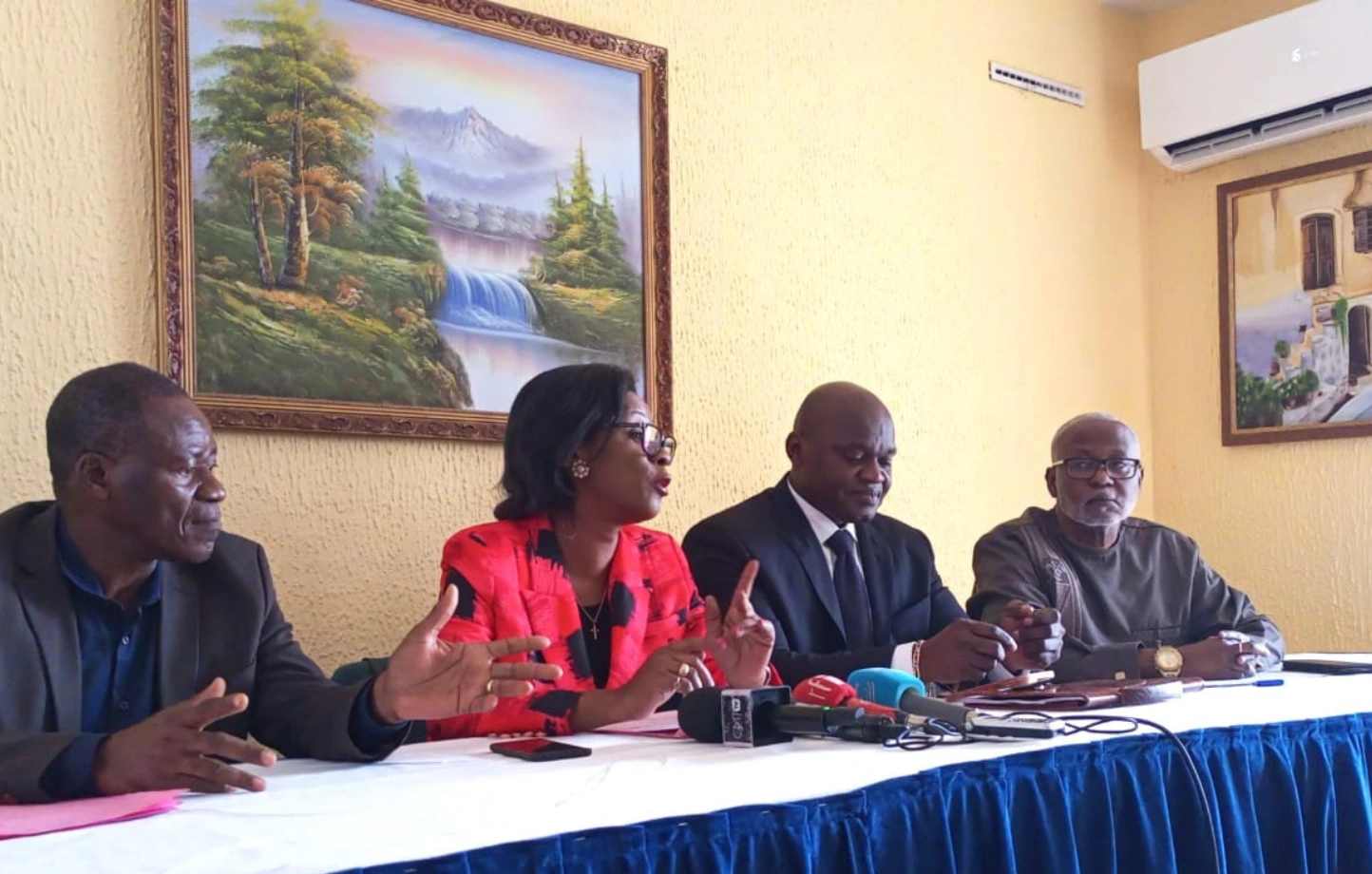 Les quatre avocats lors de la conférence de presse, hier au cabinet de Me Gisèle Eyue Bekale au centre-ville.