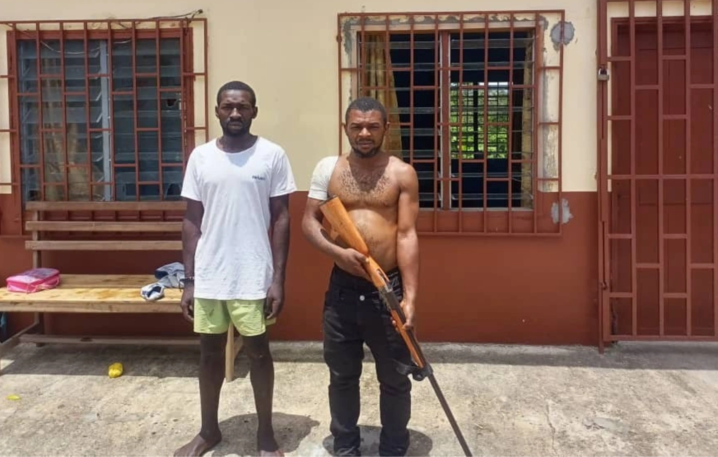 Les deux frères qui ont tenté de braquer la société chinoise d’orpaillage à Ndangui, ici avec l’arme du délit. 