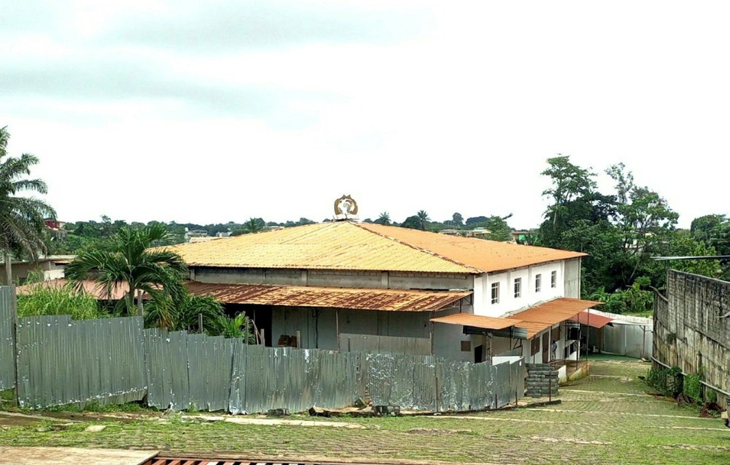 Une vue de l'église Schekina à Owendo, Gabon © DR