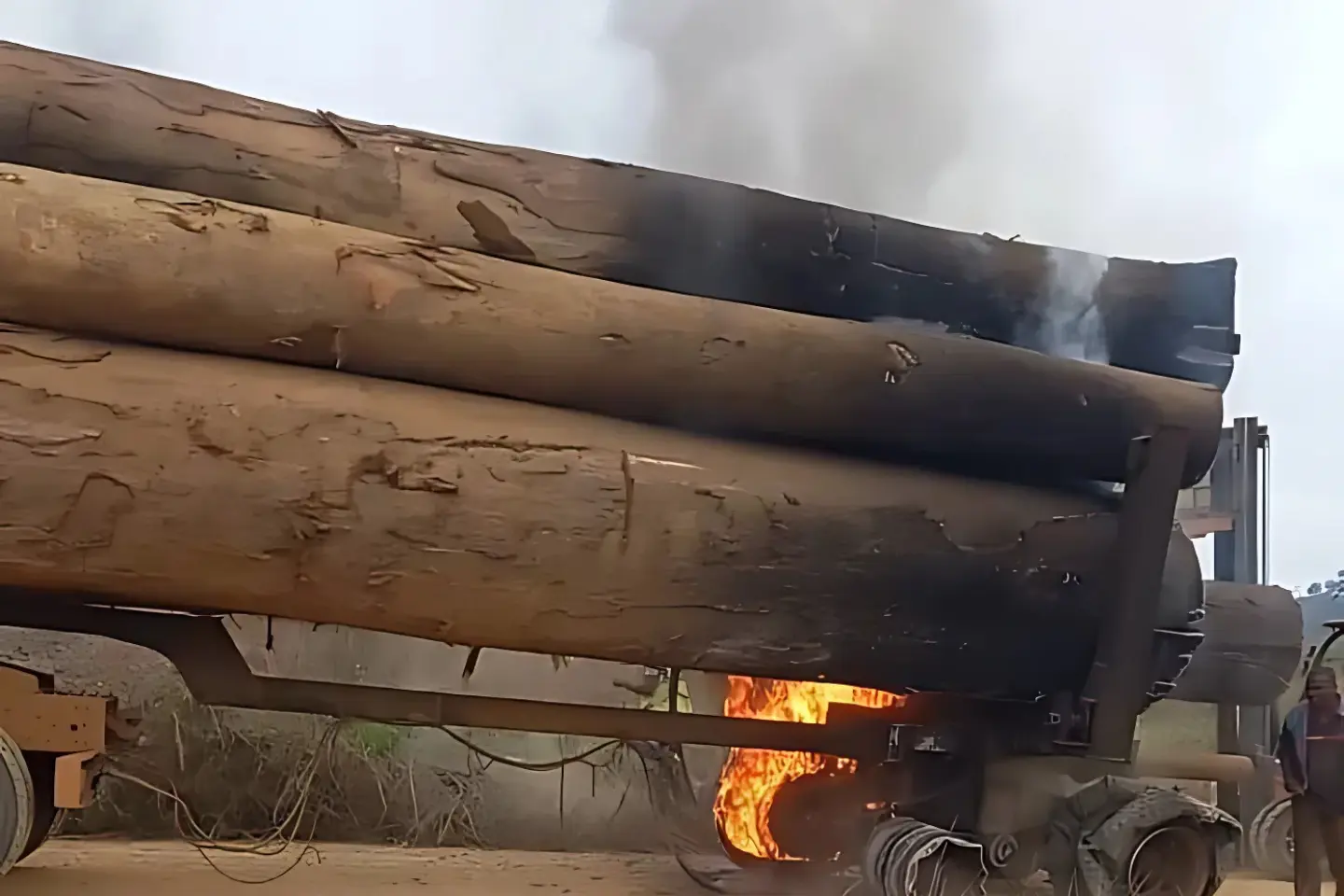 Le transporteur de grumes qui a pris feu au village Bagnara, dans le département de Mougoutsi, par Tchibanga.