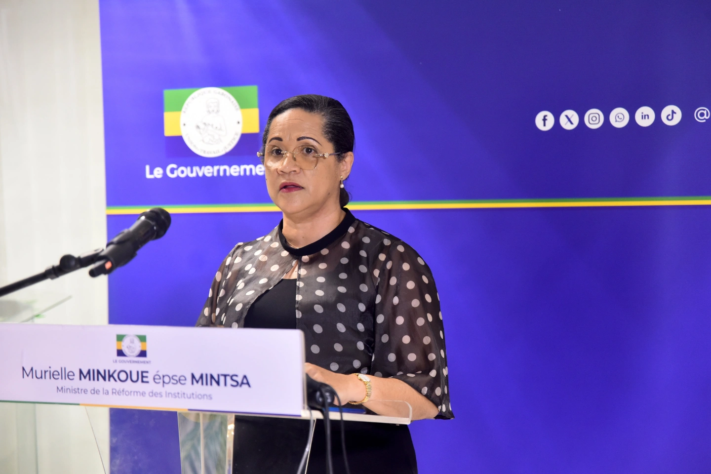 La ministre de la réforme et des institutions : madame Murielle Minkoué Mintsa 