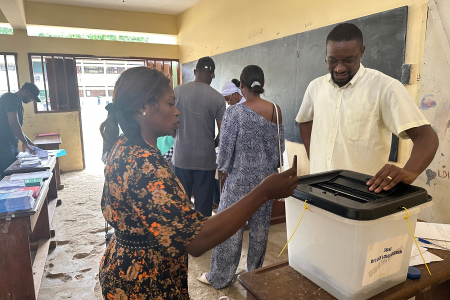 Une électeur accomplissant son devoir civique 